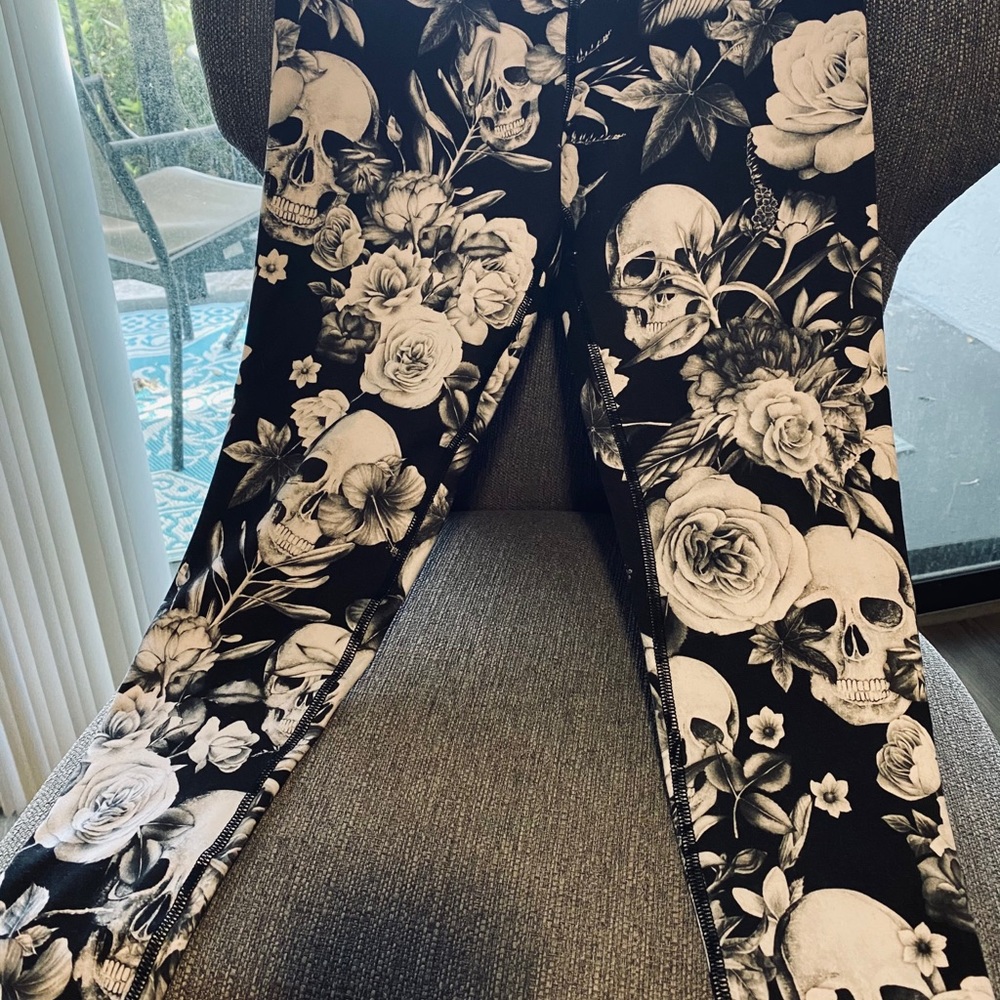 Skulls and roses yoga pants